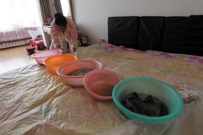 庄河楼上漏水，住户失联，小区没物管，业主维权难！律师来支招……